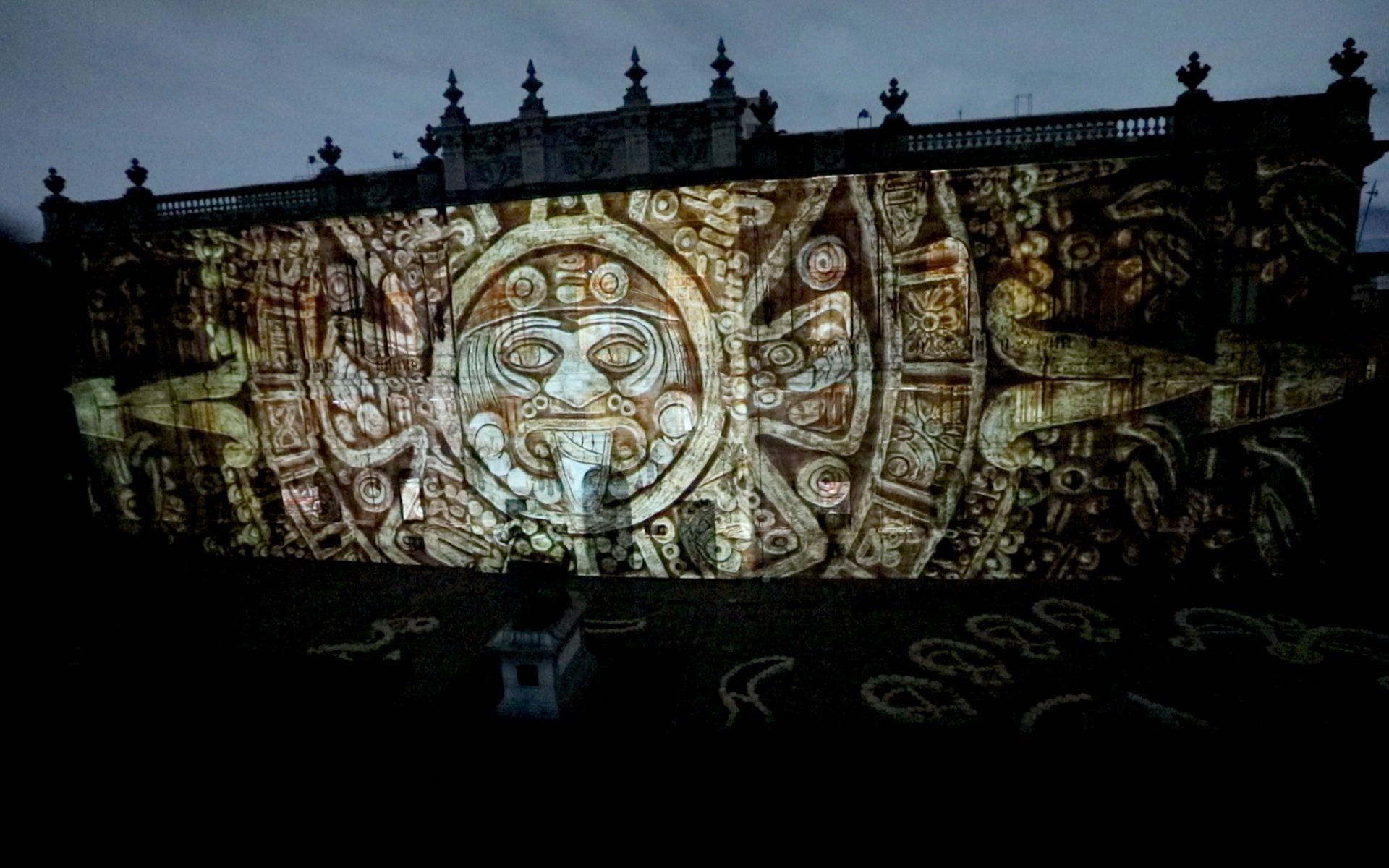 Videomapping sulla facciata neoclassica del Museo Nacional de Arte