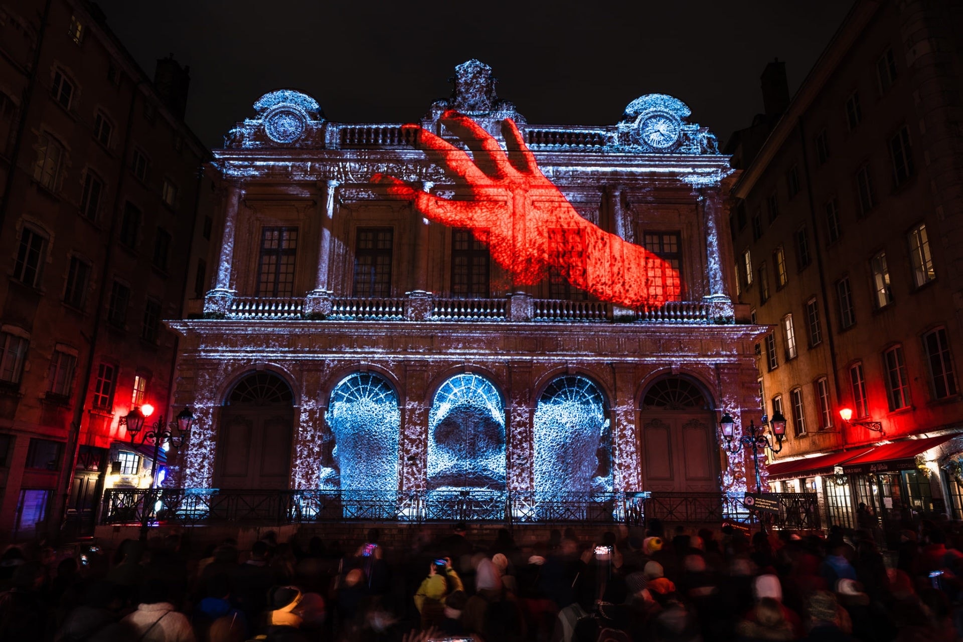 Opera di videomapping su un palazzo storico di Lione durante la Fête des Lumières
