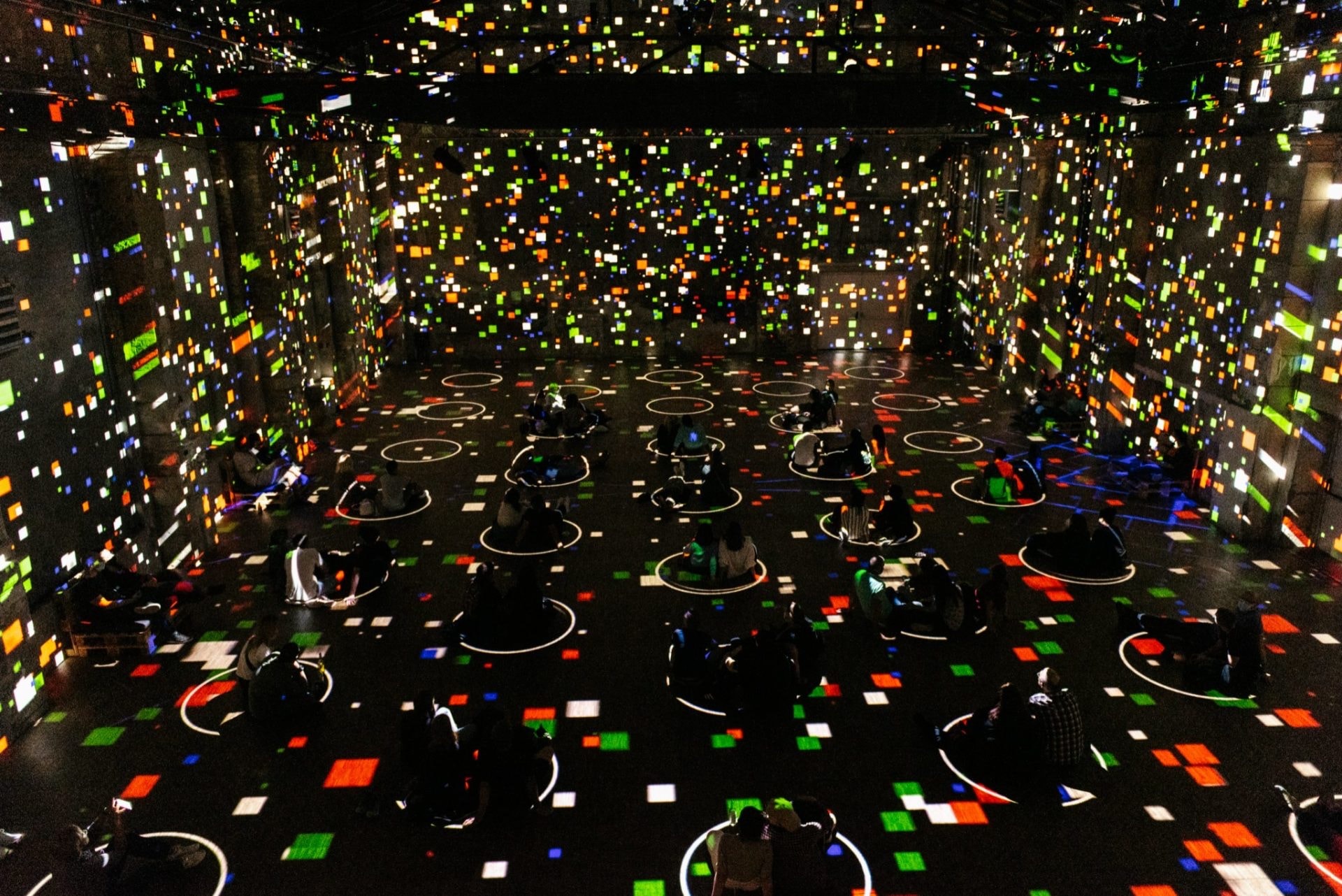 Pubblico dentro l'installazione immersiva a 360 gradi di Lipsia
