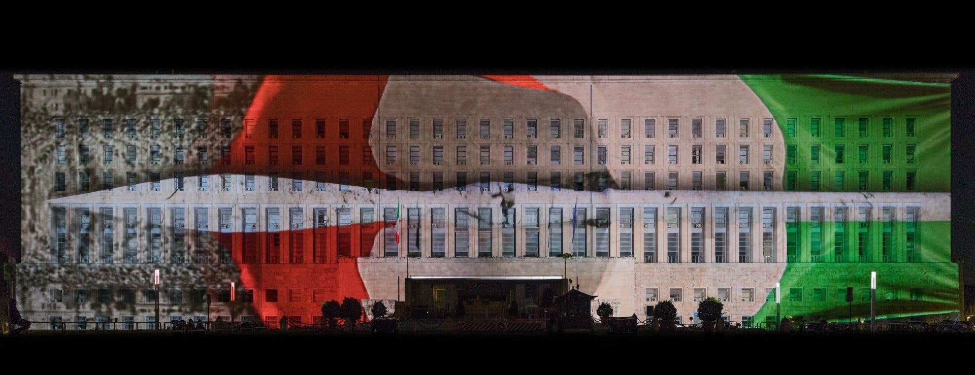 Videomapping con il tricolore sulla facciata del Palazzo della Farnesina